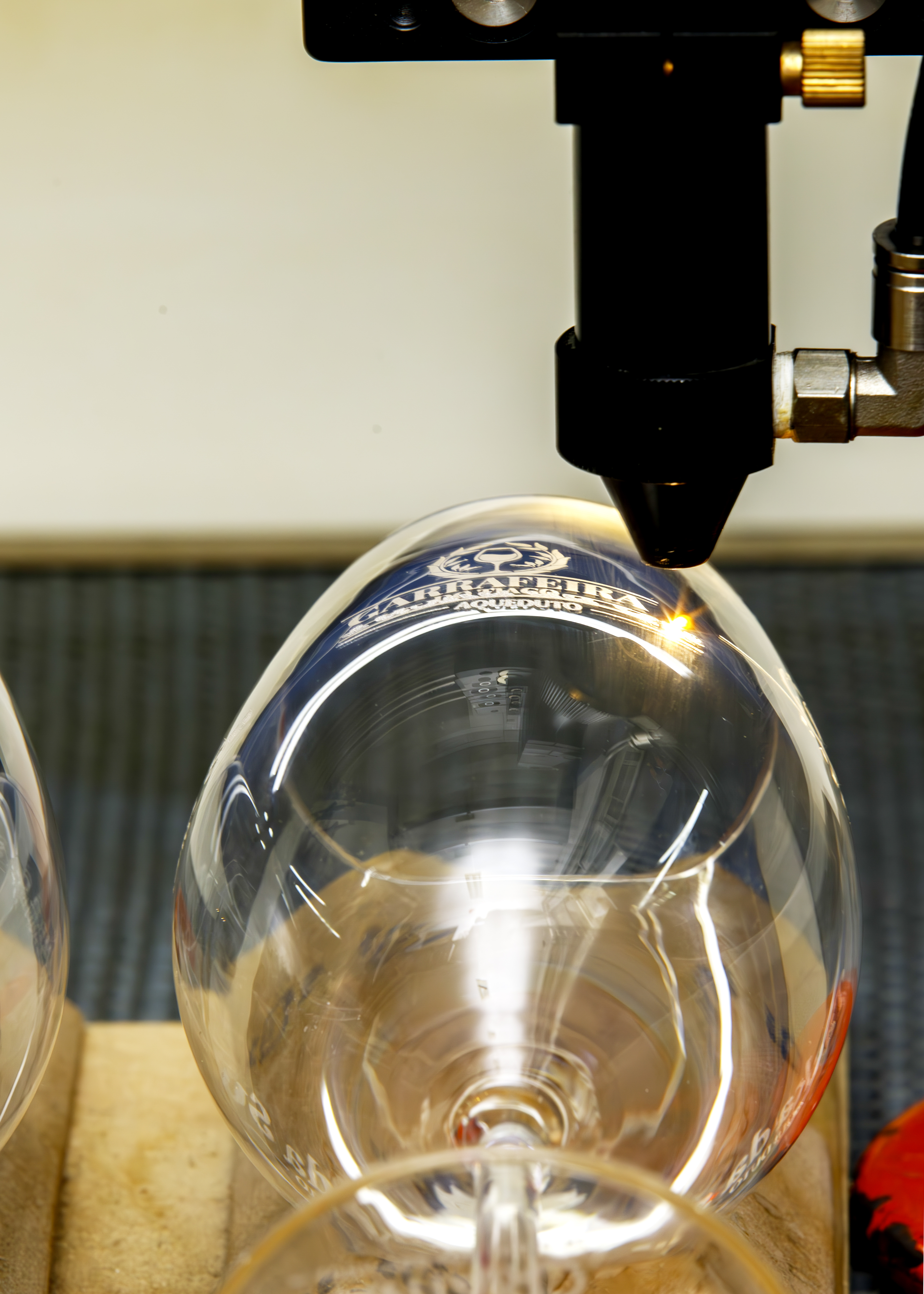 Gravação laser em copo de vinho