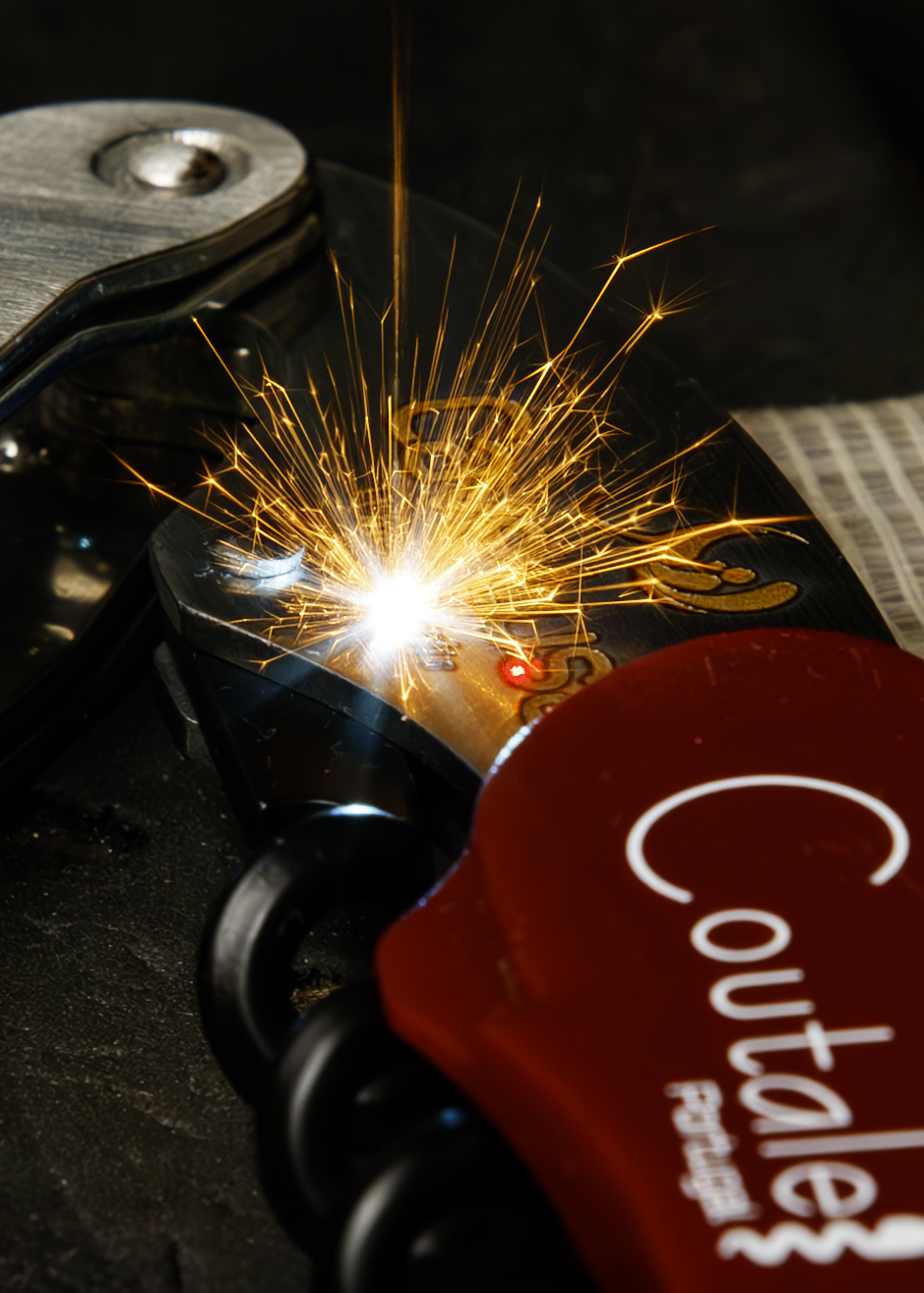 Laser em ação com faíscas