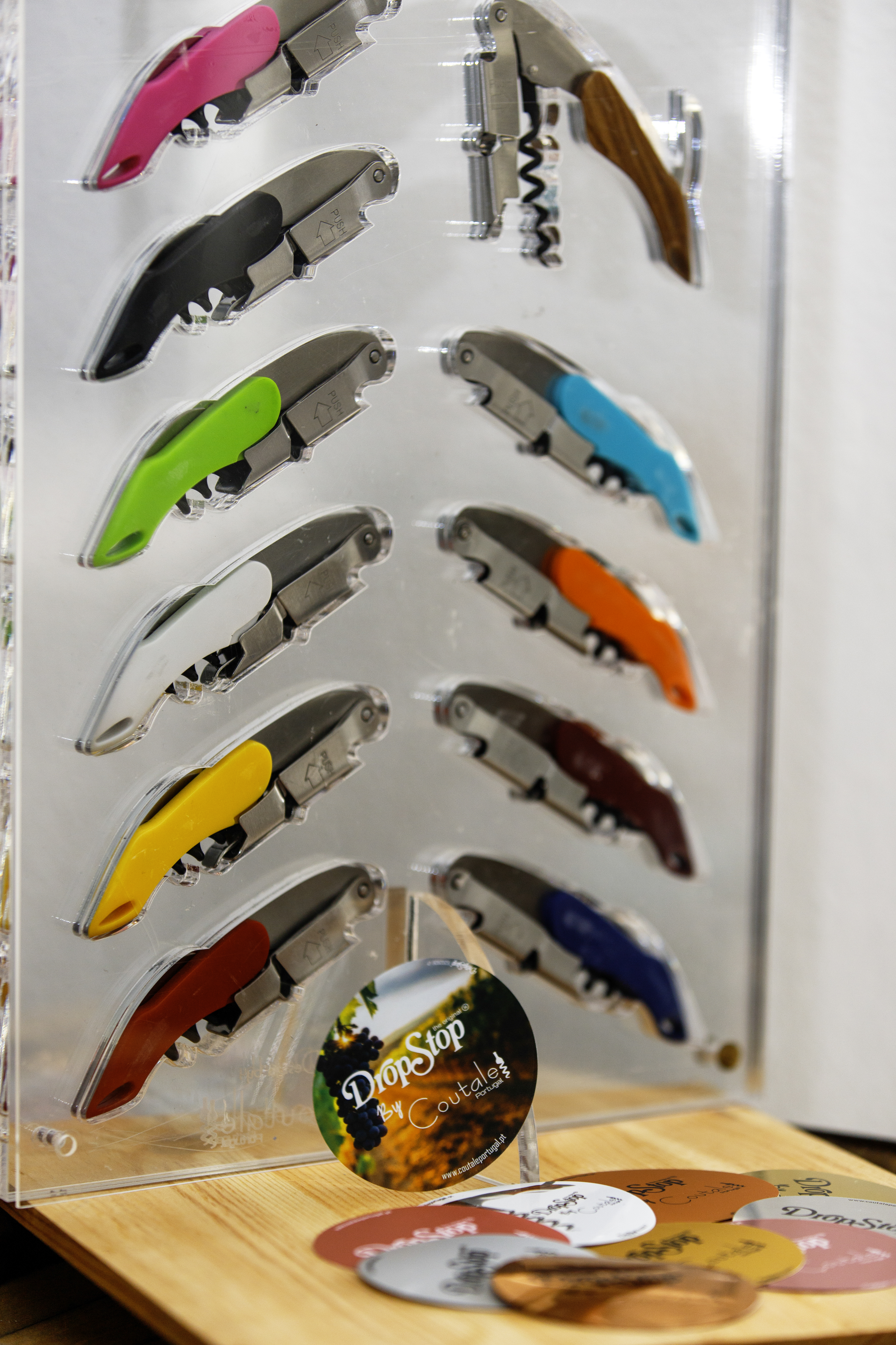 Display com toda a gama de saca-rolhas Coutale